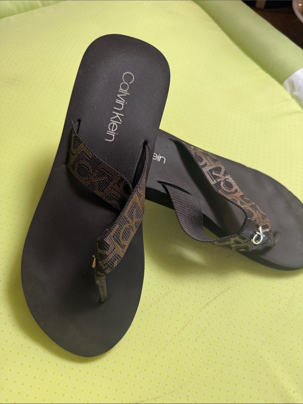 Calvin Klein women's flip-flop sandals featuring monogram logo sz7